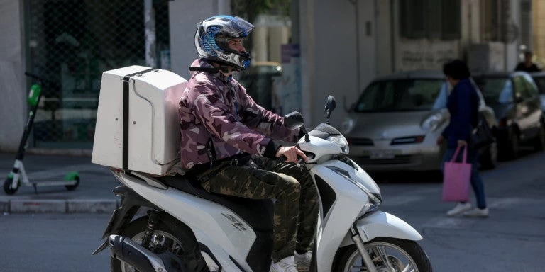 Ολες οι αλλαγές για ντελιβεράδες και κούριερ – Ποια μέτρα προστασίας προβλέπονται